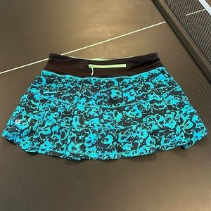 Pace Rival Skirt II (Regular)
Color: Fleur Sombre Kayak Blue Dragonfly / Black